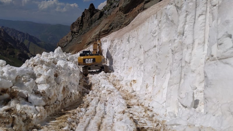Hakkari'de haziran ayında 3 metre olan kar temizleniyor