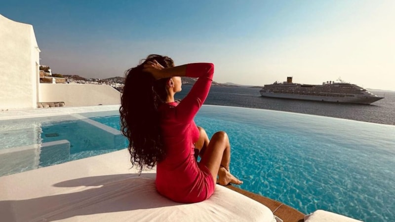 Demet Özdemir, elbisesiyle havuza girdi