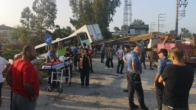 Mersin'de yolcu otobüsü kaza yaptı: 1 ölü, 28 yaralı