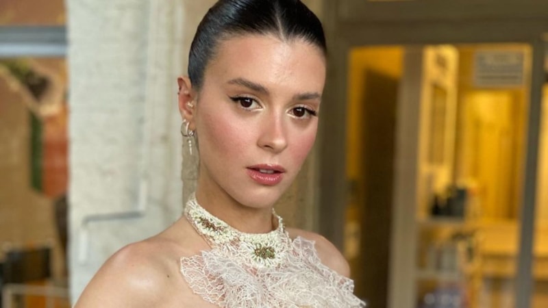 Buçe Buse Kahraman, transparan elbisesiyle poz verdi