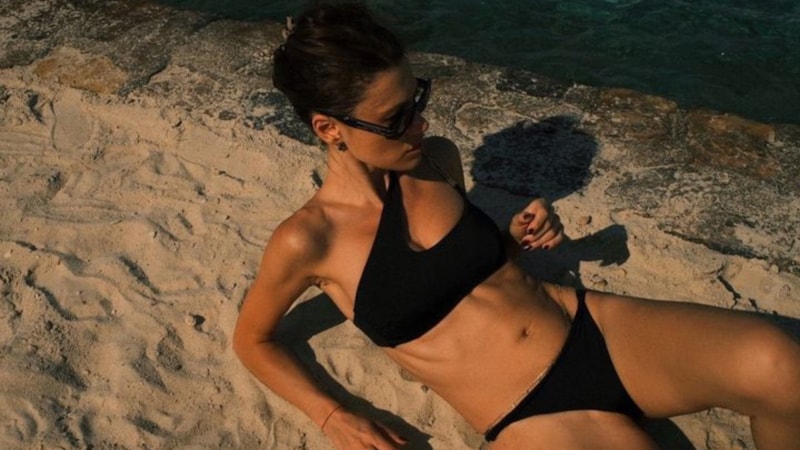 Yüsra Geyik'ten bikini şov