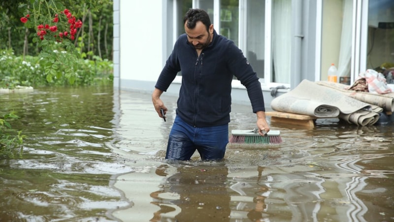 Fatsa'da sağanak su baskınlarına neden oldu