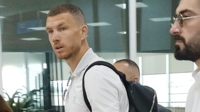 Fenerbahçe'nin yeni transferi Edin Dzeko'yu KAP'a açıkladı