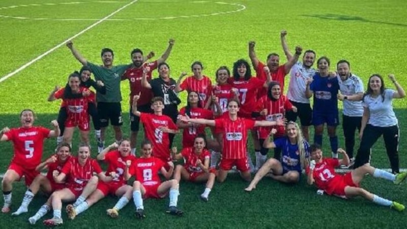 Kadınlar maçında hakemden ilginç penaltı hatası