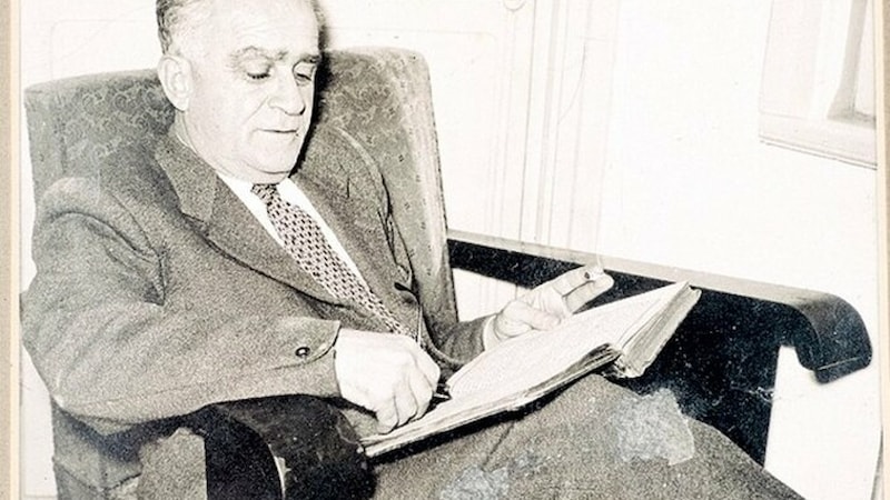 Ne zamanın içindeyim ne de büsbütün dışında diyen Ahmet Hamdi Tanpınar, 122 yaşında