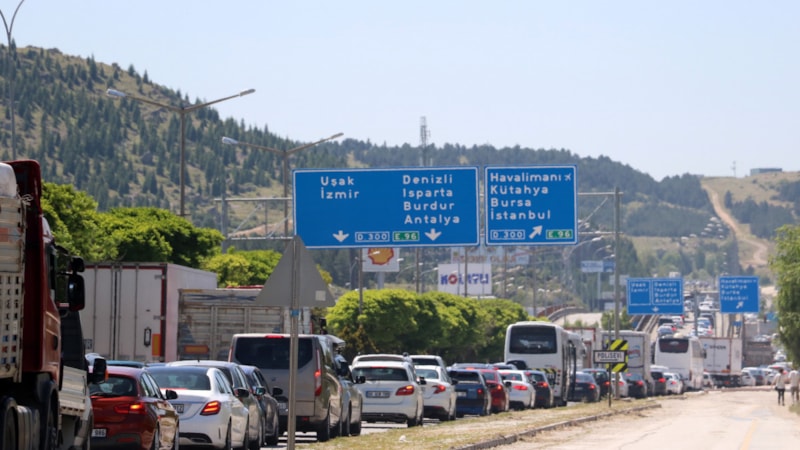 Afyonkarahisar'dan 24 saatte 135 bin araç geçti