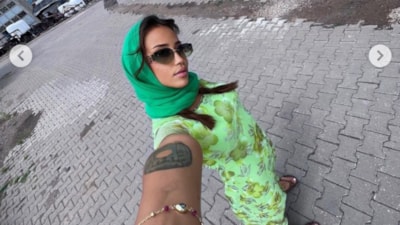 Zeynep Alkan başına şal taktı