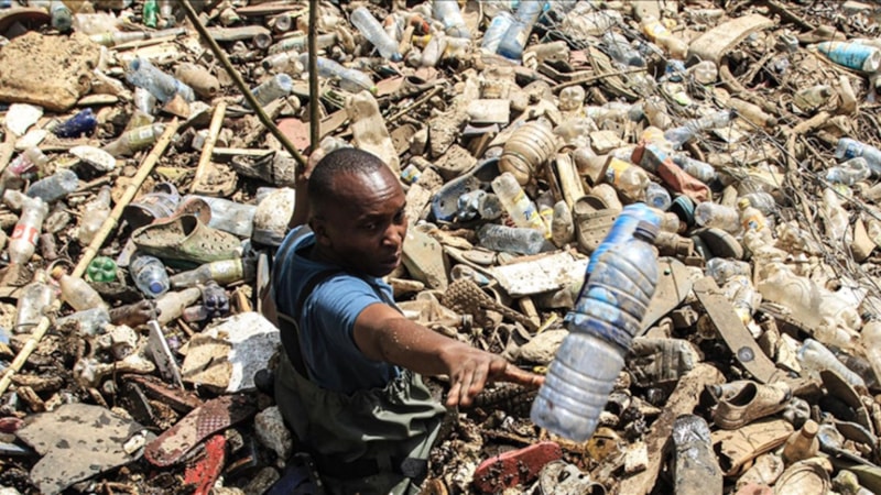 Ülkesinde plastik poşetlerin kullanımını yasaklatan Kenyalı aktivist, dünyaya açıldı