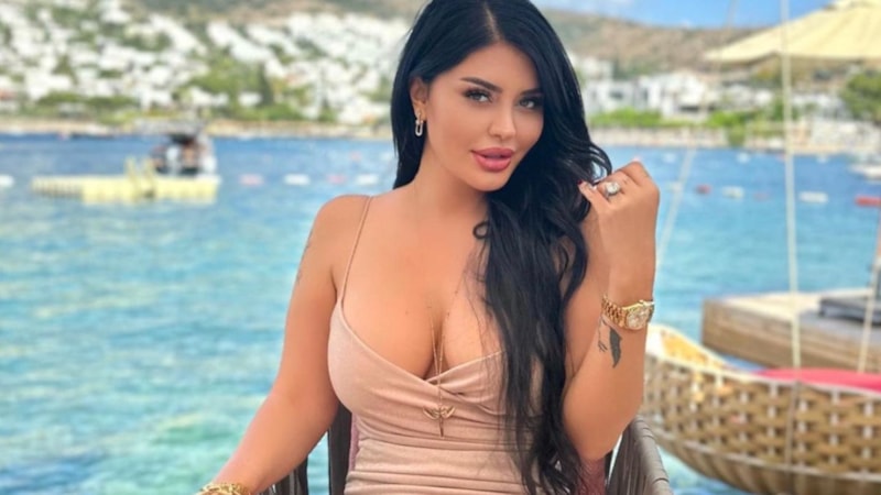 Ebru Polat, süper minisiyle poz verdi