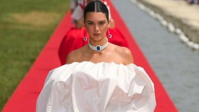 Kendall Jenner'ın beyaz elbisesi olay oldu