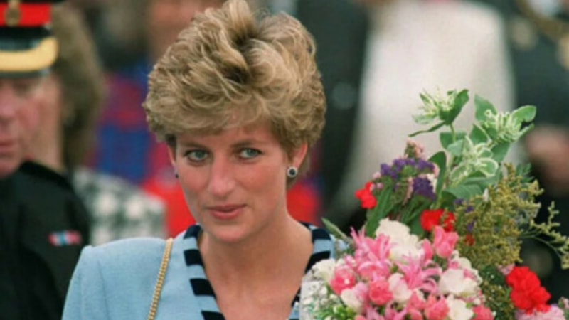 Moda ikonu Prenses Diana'nın 40 yıllık kazağı satışa çıkıyor