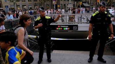 Barselona'da art arda bomba ihbarları: Merkez metro boşaltıldı