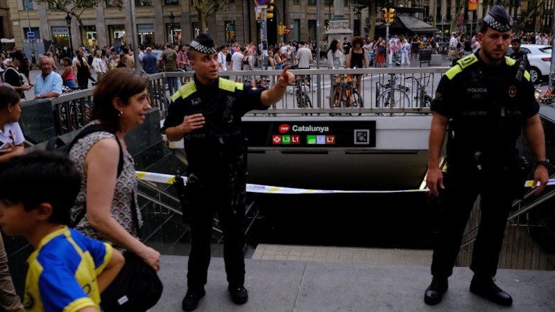 Barselona'da art arda bomba ihbarları: Merkez metro boşaltıldı