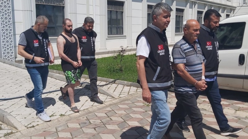 Kocaeli'de tartıştıkları komşularını baltayla ağır yaralayan baba ve oğul tutuklandı