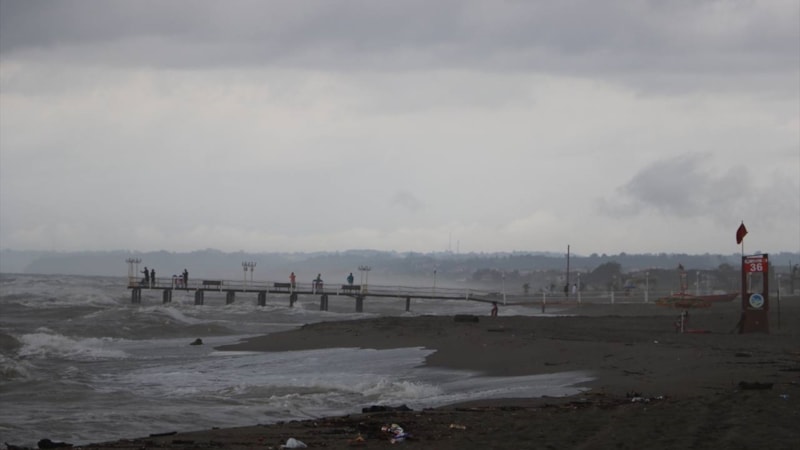 Sakarya'da tatilcilere fırtına engeli! Denize girmek yasaklandı