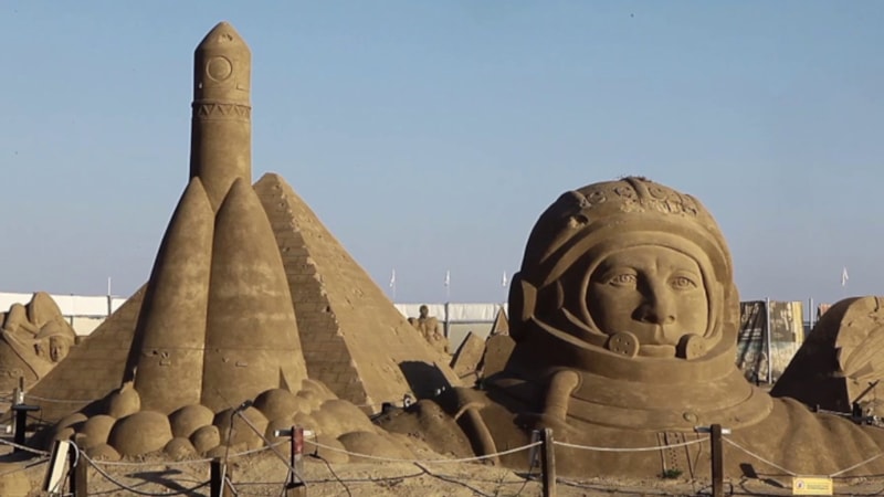 Roket ve uzay çalışmaları devam ederken Antalya'da uzay maceralı kum heykeli düzenlendi