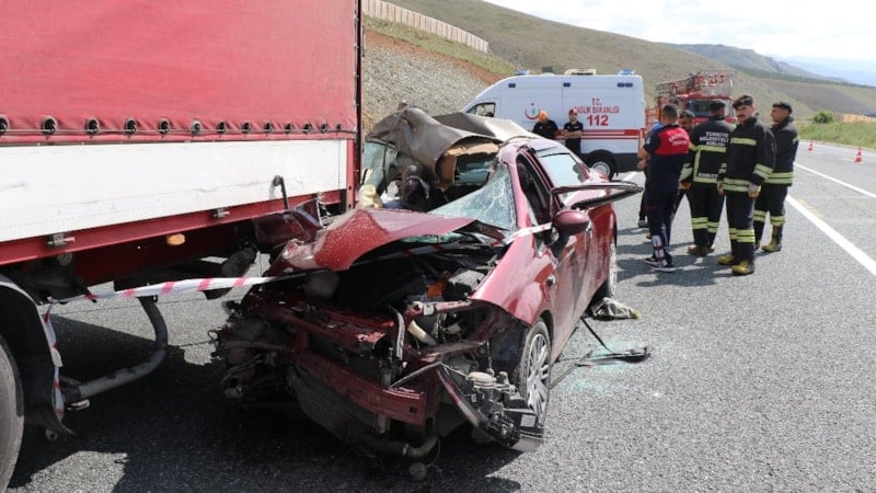 Erzincan’da feci kaza: Otomobil, tırın altına girdi