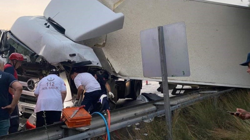 Osmaniye'de tır ters döndü, 1 kişi hayatını kaybetti