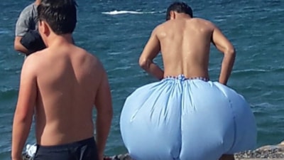 Büyükada'da naylon poşetle denize girdiler