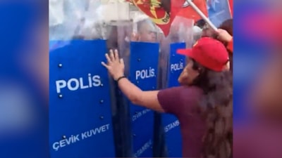 İstanbul'da Sivas olaylarını anmak için toplanan grup polise hakaret etti