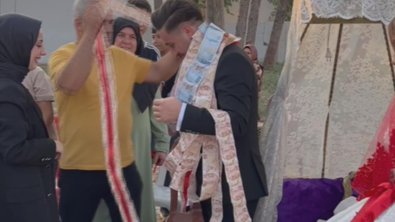 Hatay'da damat ve geline 100 metrelik takı