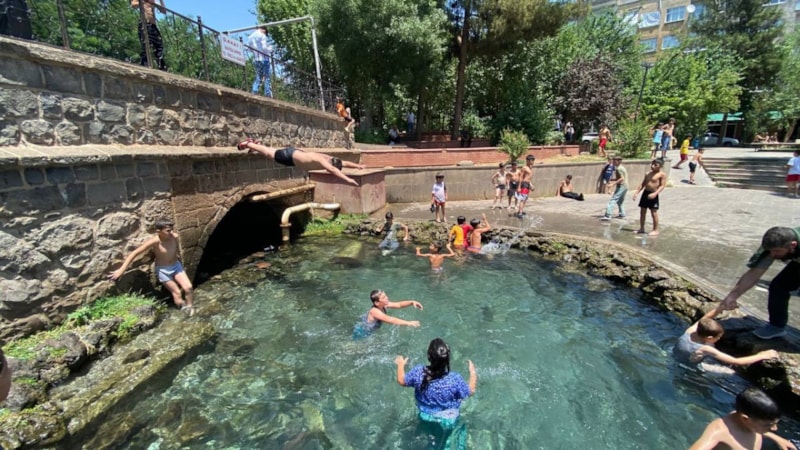Diyarbakır’da termometreler 44 dereceyi gösterdi: Çocuklar havuzlara akın etti