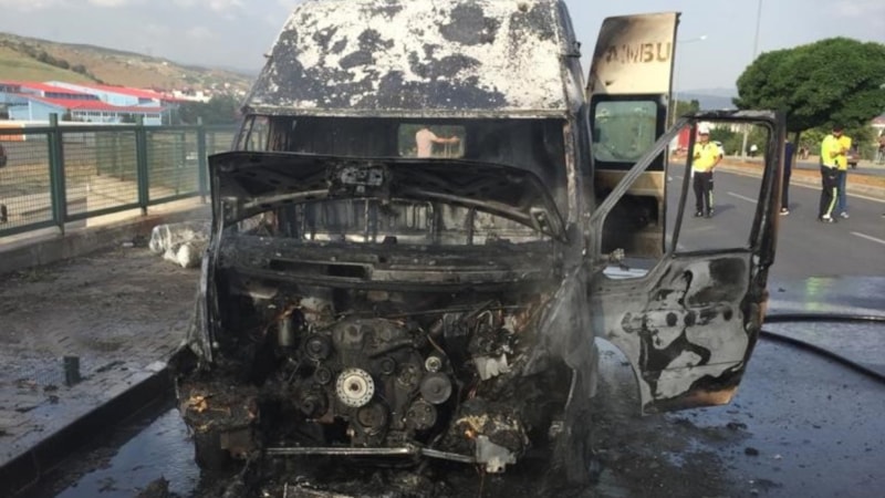 Bingöl’de seyir halindeki minibüs alev aldı