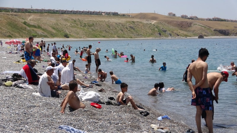 Van'da mavi bayraklı plajda yoğunluk oluştu
