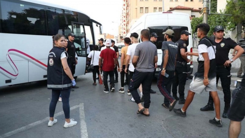 Kaçak göçmenlere yönelik operasyonlar sürüyor