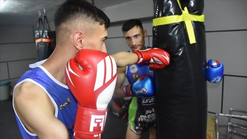 Muaythaide dünya şampiyonu İbrahim Hıdır Görgülü, sakatlanan ağabeyinin hayallerini gerçekleştiriyor