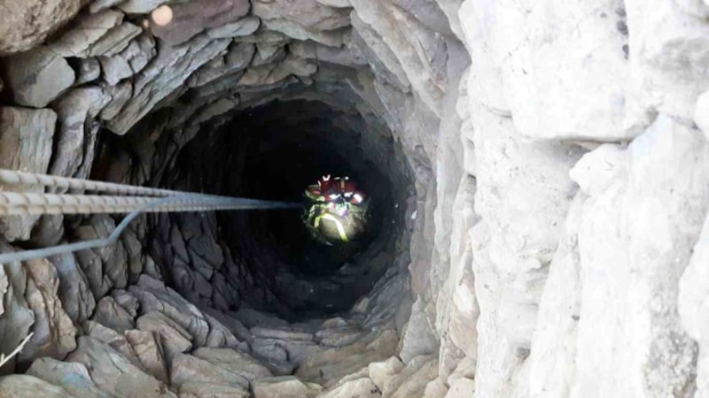 Muğla'da kuyuya düşen keçilerden biri kurtarılamadı