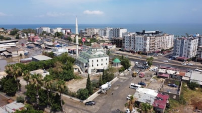 Mersin'de fırtına minareyi devirdi: 2 yaralı