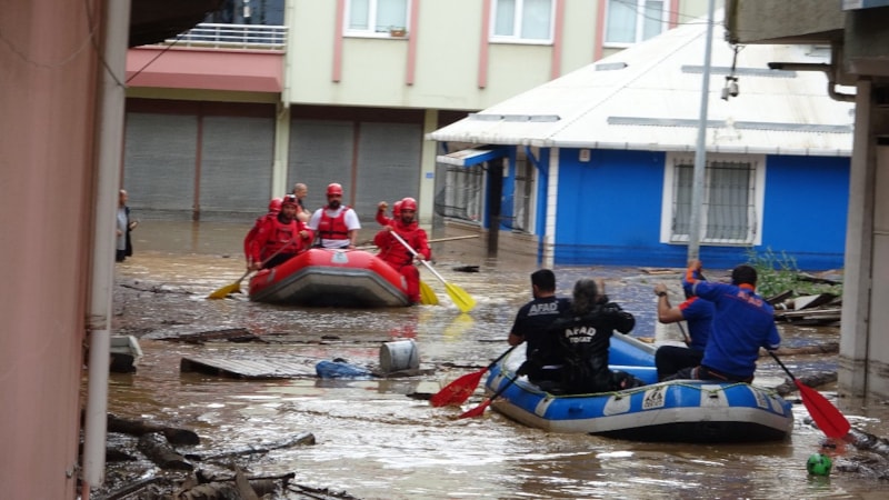 Giresun'da taşan dere sele sebep oldu! Vatandaş botlarla kurtarıldı