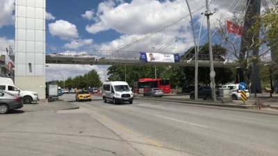 Ankara'da karşıya geçmeye çalışan kadına art arda 2 araç çarptı