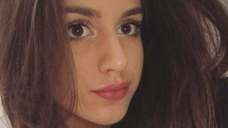 24 yaşındaki hostes cezadan kurtulmak için krala yalvardı