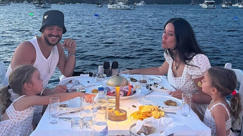 Pelin Akil, ailesiyle teknede