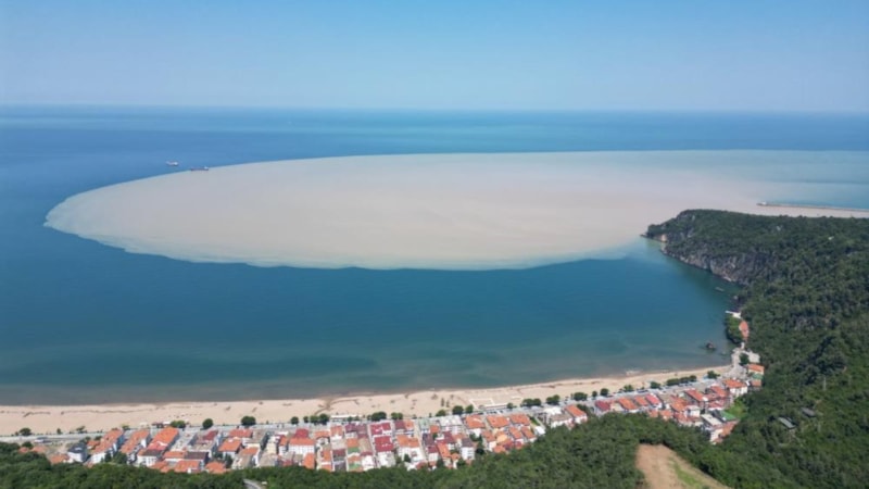 Bartın’da sel denizin rengini değiştirdi