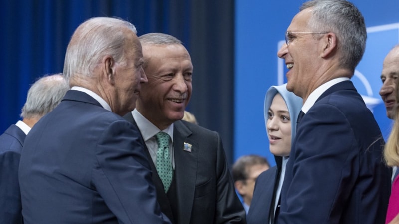 NATO Zirvesi'nde, Cumhurbaşkanı Erdoğan, Joe Biden ve Jens Stoltenberg'in keyifli sohbeti