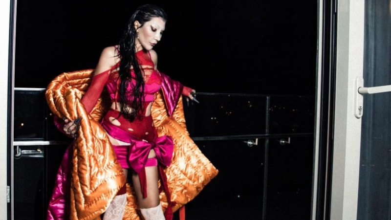 Hande Yener, yorgan modasına uydu