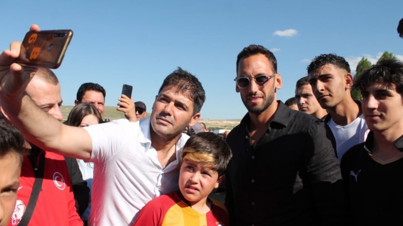 Milli futbolcu Hakan Çalhanoğlu, memleketi Bayburt'ta coşkuyla karşılandı