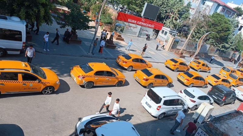 Diyarbakır'da zam isteyen taksiciler konvoy oluşturdu