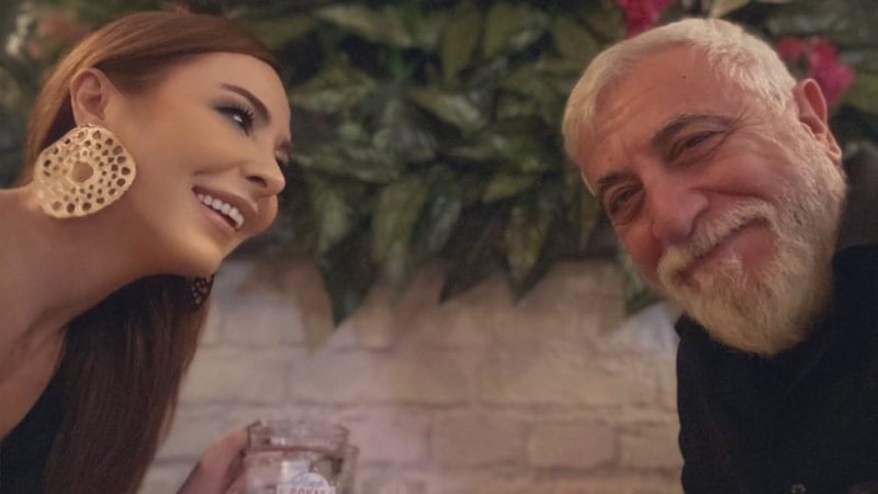 Ahu Sungur, eşine poz verdi