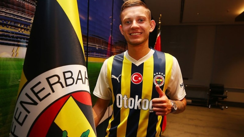 Fenerbahçe’nin yeni yıldızı: Sebastian Szymanski kimdir? Hangi takımlarda oynadı?
