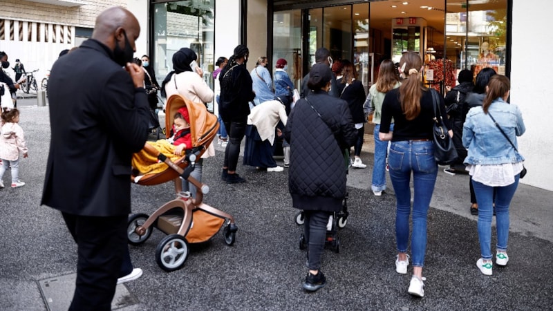 Fransa'da hızlı modayla mücadele: Eski kıyafetini tamir ettirene para verilecek