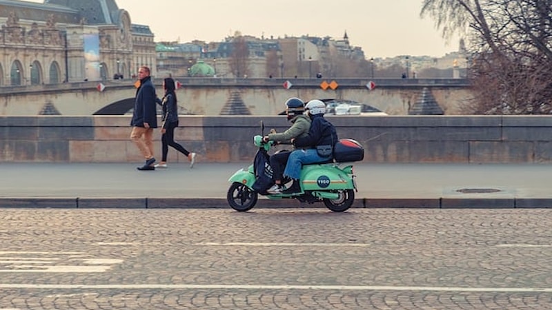 Zamana, hayata, yabancılaşmaya ve yalnızlığa dair tecrübeler kitabı: Yoldaki Işık Sensin