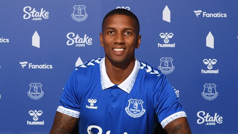 38 yaşındaki Ashley Young, Everton'da