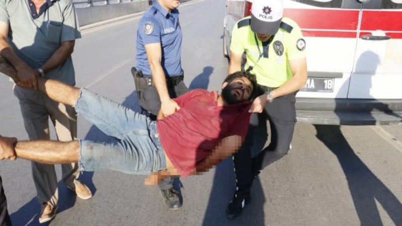 Adana'da köprüye çıkan bir şahıs kendisini jiletledi