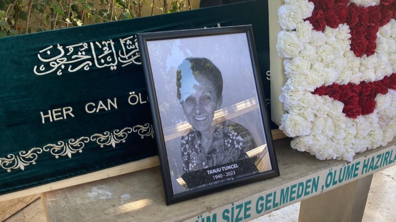 Sanatçı Tanju Tuncel'in cenazesi toprağa verildi