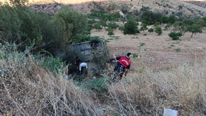 Adıyaman'da minibüs, şarampole devrildi: 7 yaralı