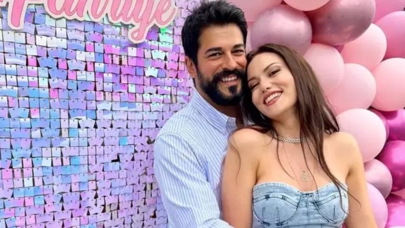 Fahriye Evcen oğlu Karan'la poz verdi